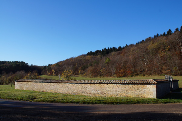 Photo d'ensemble du cimetière prise de l'intérieur