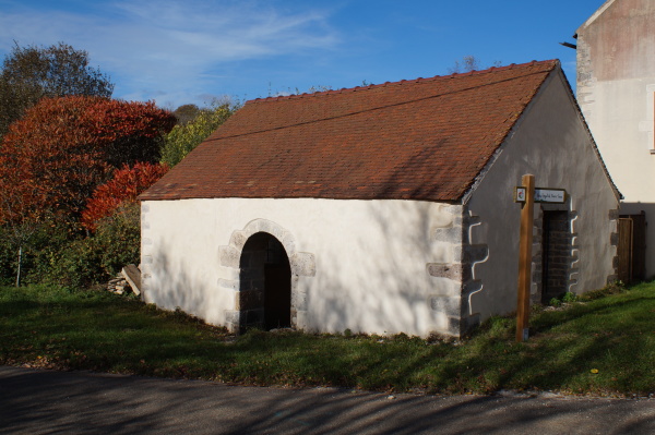 Photo du lavoir depuis la route