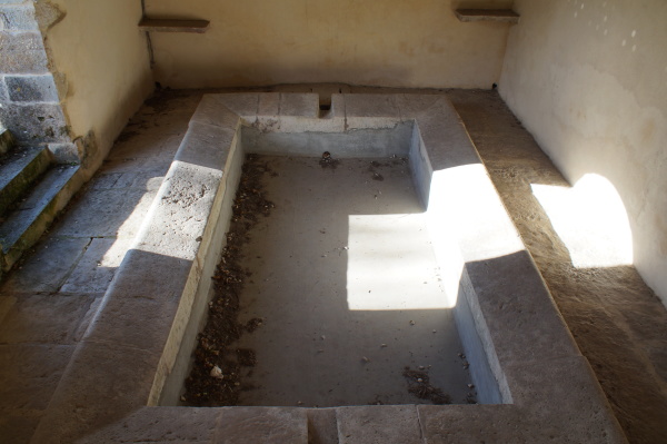 Photo de l'intérieur du lavoir, montrant le bassin