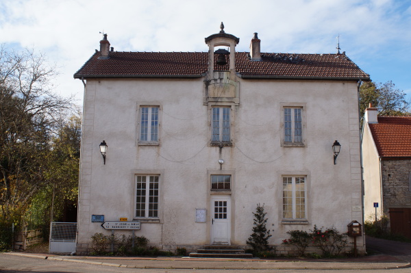 Photo de la mairie prise face au bâtiment