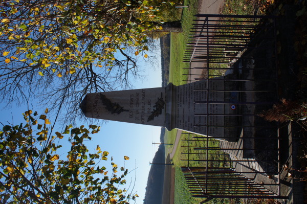 Photo du monument aux morts prise de face sur laquelle on peut lire les noms de soldats tués